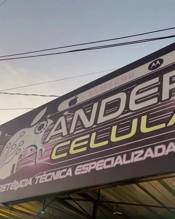 Fachada da Anderson Celulares com o letreiro de assistência técnica especializada