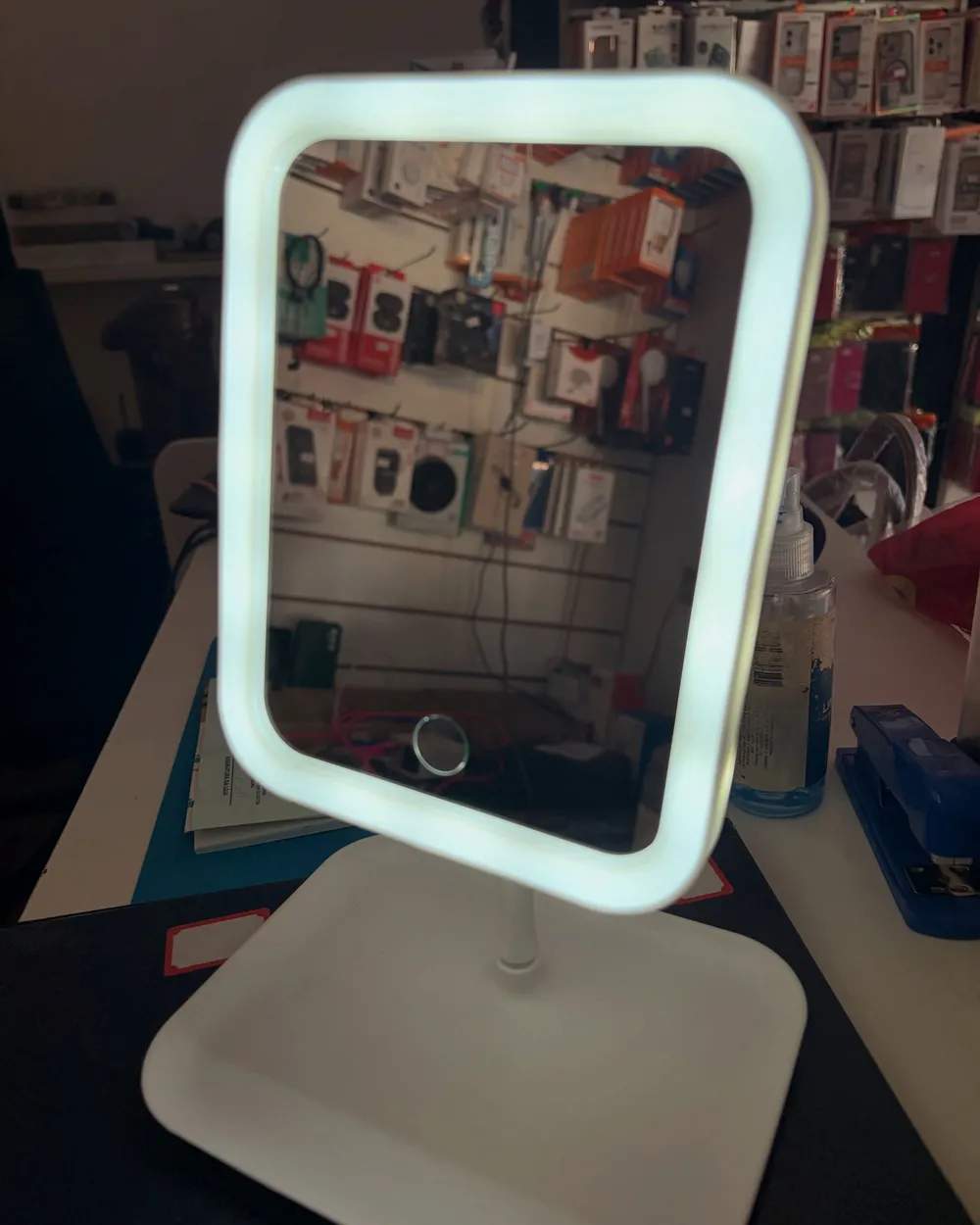 Espelho LED touch aceso sobre o balcão da loja